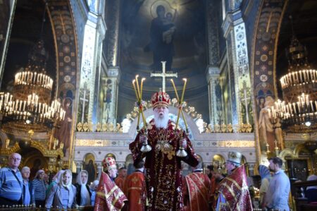 Почесний Патріарх Філарет звершив святкову літургію у Володимирському кафедральному соборі на свято Воздвиження Хреста Господнього