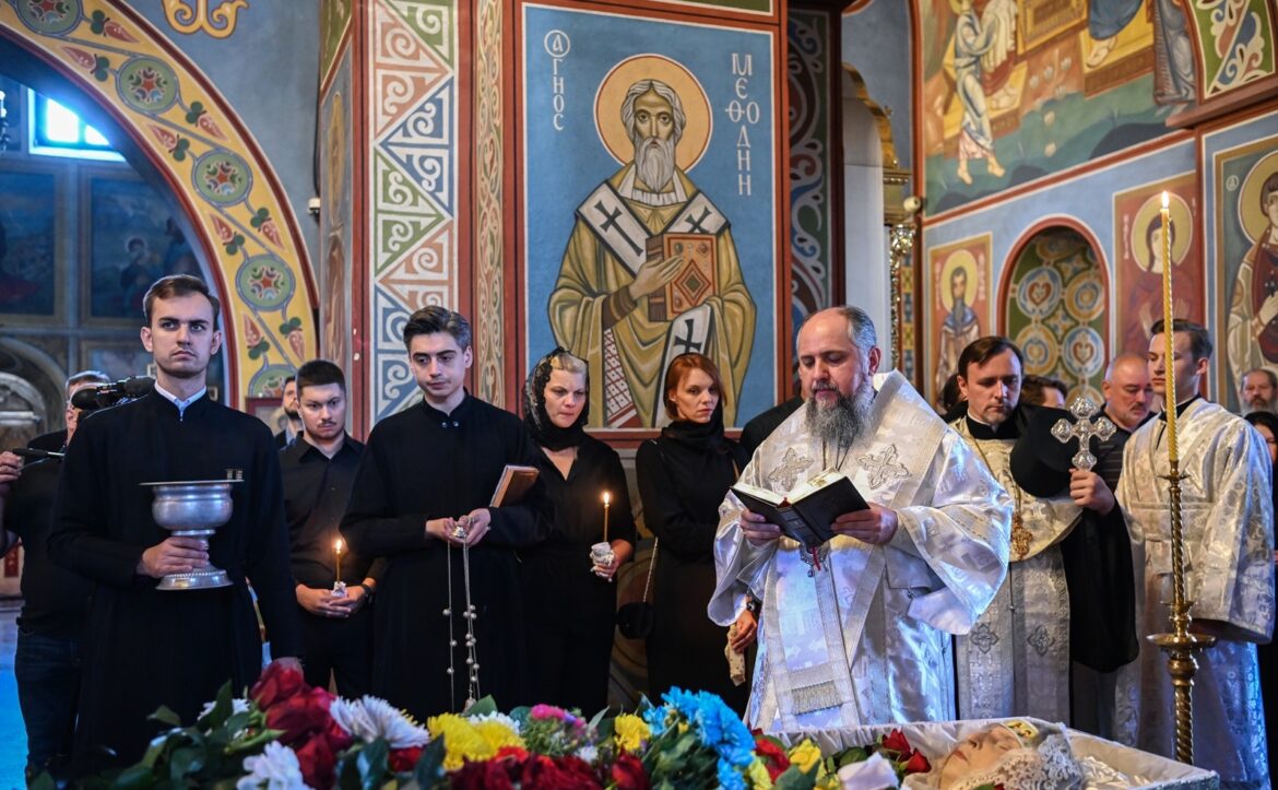 Митрополит Епіфаній звершив чин похорону Інни Кузнецової