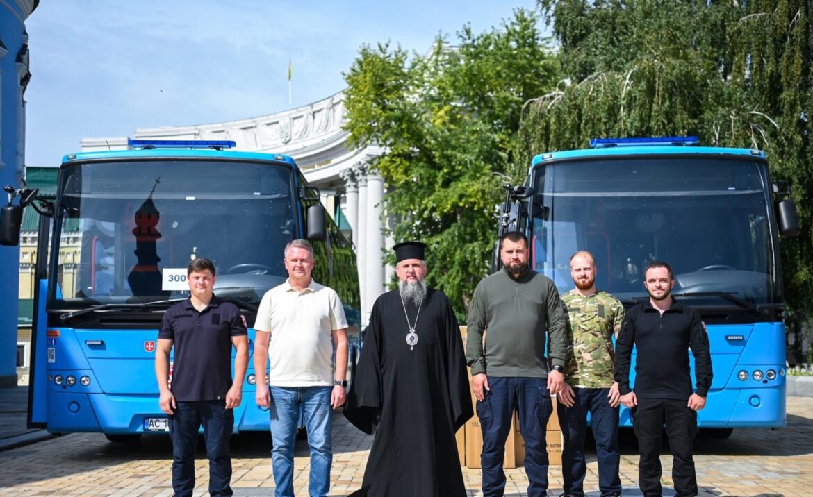 Митрополит Епіфаній освятив евакуаційні автобуси для воїнів України