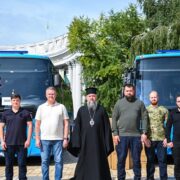 Митрополит Епіфаній освятив евакуаційні автобуси для воїнів України