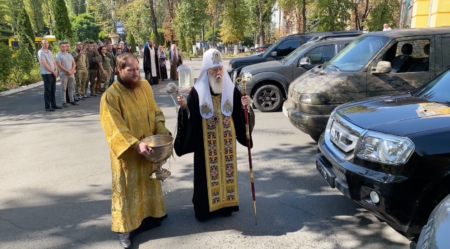 Звершено освячення 7 автомобілів для Збройних сил України: Святійший Патріарх Філарет нагородив захисників та волонтерів