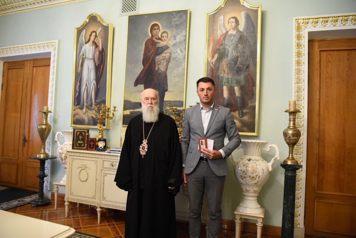Патріарх Філарет нагородив громадського діяча медаллю “За жертовність і любов до України”