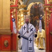 Єпископ Михаїл Аніщенко закликає вірян не втрачати надію під час богослужіння в Андріївській церкві
