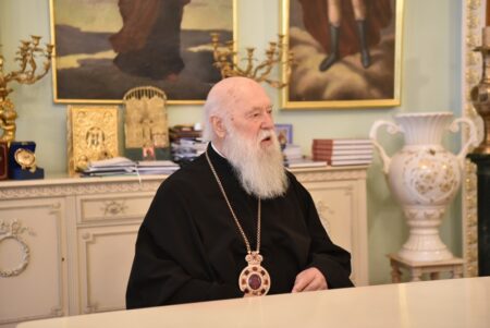 Святійший Патріарх Філарет вітає грузинських депутатів та волонтера на передовій у своїй резиденції в Поті