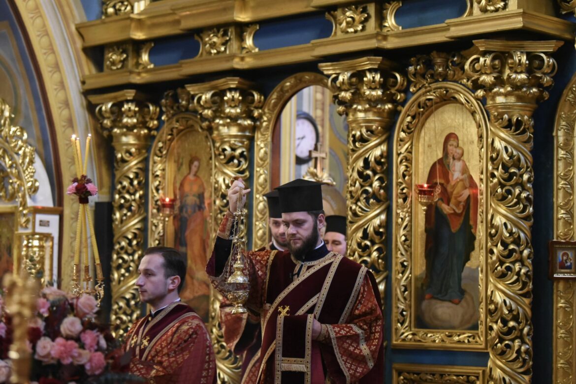 Велика Святість в Золотоверхому: Пам’ять Великомучениці Катерини та Преподобного Меркурія