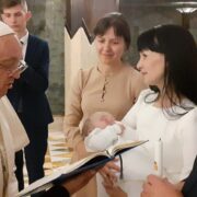 Особливе Таїнство Хрещення: Папа Франциск Охрестив Українську Дитину У Часи Війни