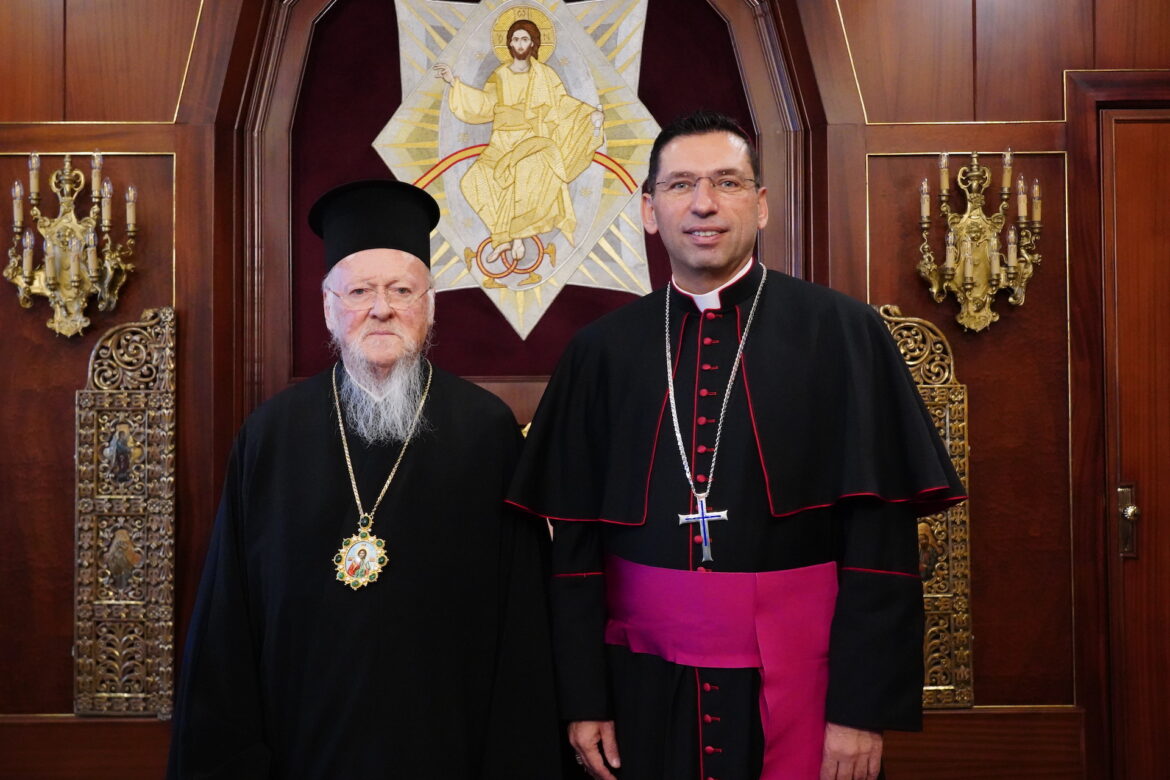 Група католицьких ієрархів і духовенства у Фанарі
