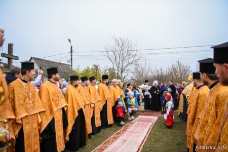 Освячення хрестів на Введенському храмі в с. Гнатівка: Митрополит Епіфаній молиться за Україну