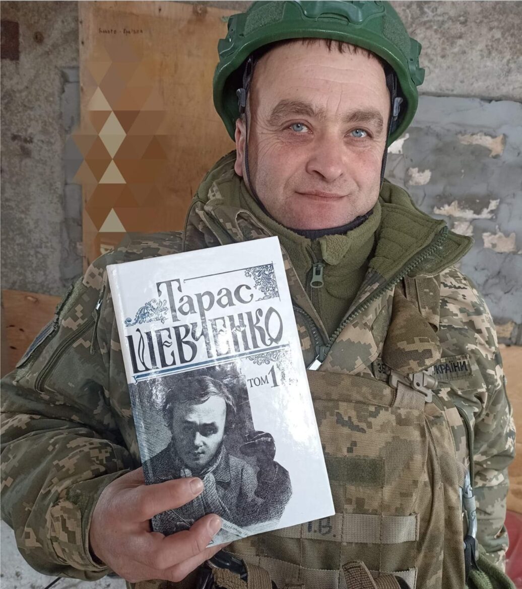Молитва на Сході: Душевне звернення замерзлого та нескореного погодніми умовами воїна-захисника України