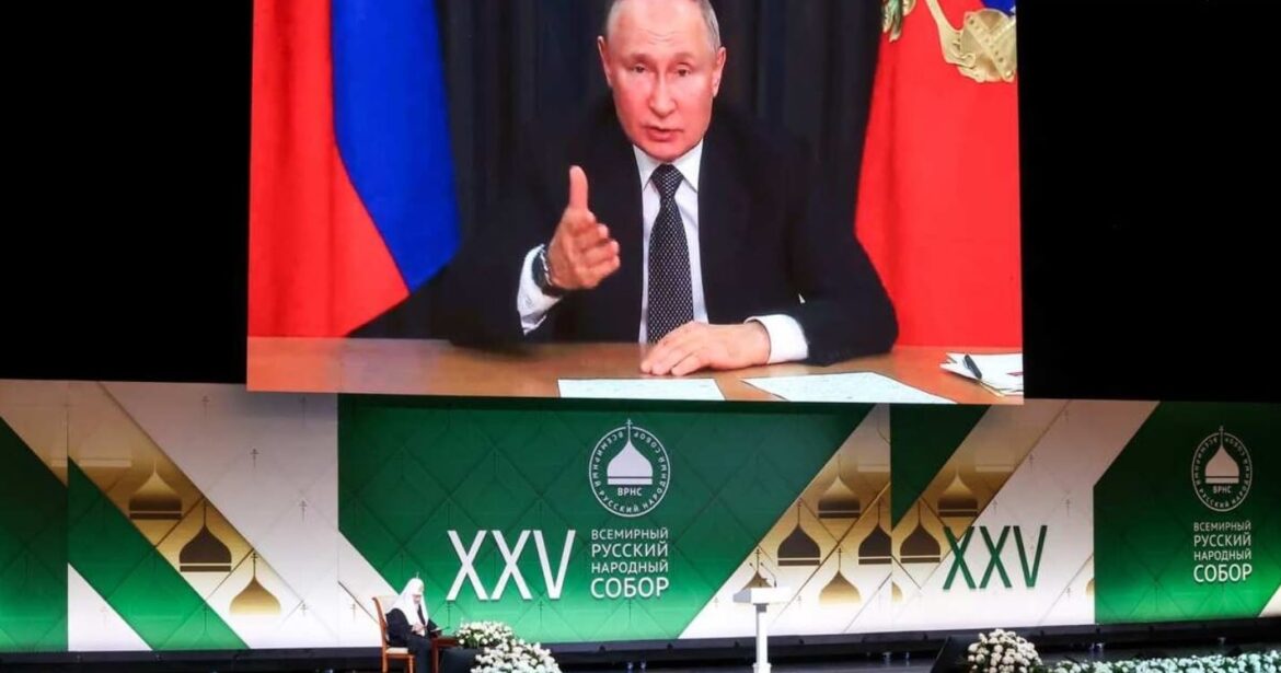 “Святий Владімір” – РПЦ молиться на образ Путіна: прем’єра відбулась на 30-му форумі Всесвітнього Російського Народного Собору під патронатом патріарха Кіріла