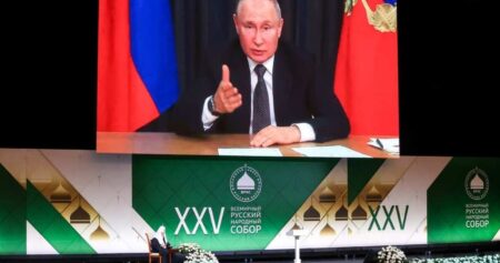 “Святий Владімір” – РПЦ молиться на образ Путіна: прем’єра відбулась на 30-му форумі Всесвітнього Російського Народного Собору під патронатом патріарха Кіріла