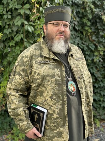 Єпископ Гавриїл (Кризина) у ролі місцевої гламурної зіроньки