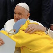 Зустріч із Святішим: Роман Олексів обіймаєНадія, віра та любов народженні у вогні ворожої ракети: 8-річний Роман Олексів- дитина україно-російської війни Папу Франциска після трагічного влучання ракетою по Вінниці