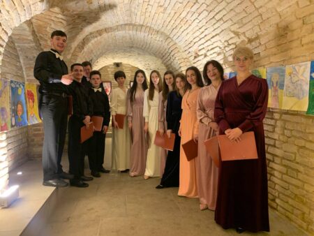 Різдвяне натхнення та спокій: Церковний хор “Кредо” звучав у Луцькому “Окольному замку”