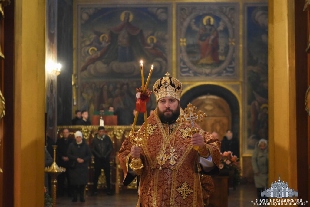 Святкова Літургія в Михайлівському Соборі: Вшанування Святої Великомучениці Варвари під Очоленням Єпископа Єфрема