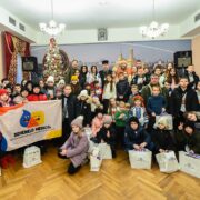 Митрополит Епіфаній на Дні Святого Миколая з діточками