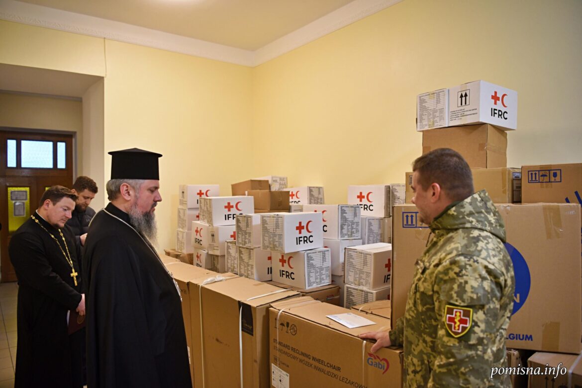 Серце благословляє: Митрополит Епіфаній передав допомогу для поранених українських героїв