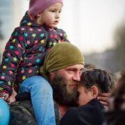 Духовне сполучення Молитов та Сердець: Діти моляться за українських воїнів у світлі віри та надії