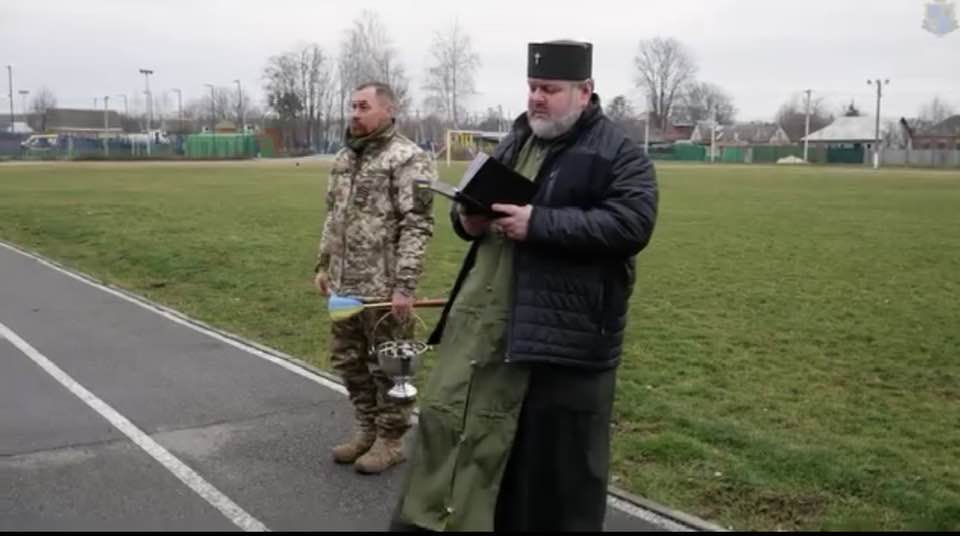 Дергачі вручають ключі до сили та захисту: Освячення нових авто для українських захисників