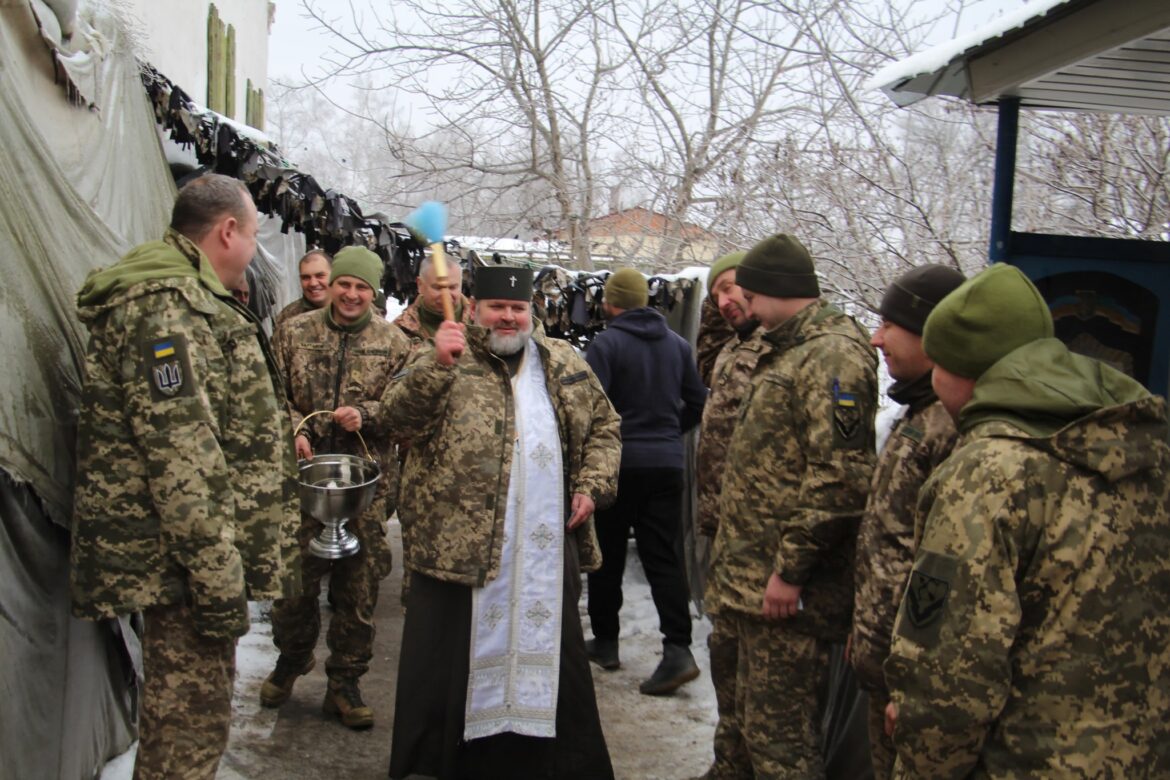 Свята вода для захисників: Архієпископ Митрофан освятив воду на Богоявлення