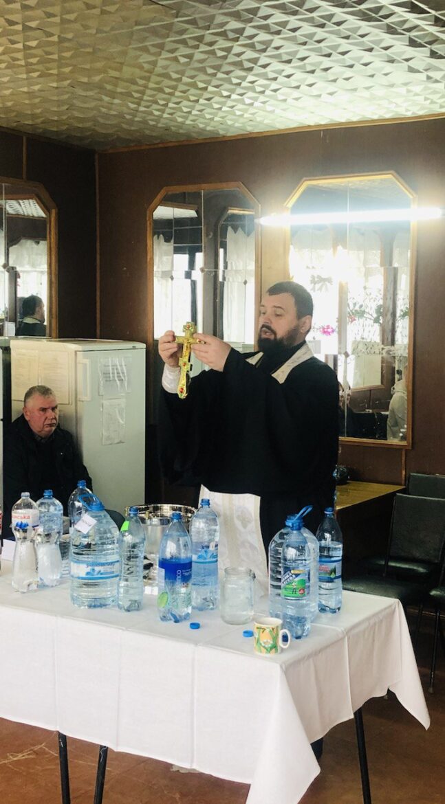 Хрещення Господнє в Мечнікові: Дніпровська єпархія ПЦУ дарує освячену воду медикам та пораненим воїнам
