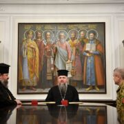 Митрополит Епіфаній підтримав відділ соціального служіння: надав важливе обладнання для евакуації поранених воїнів