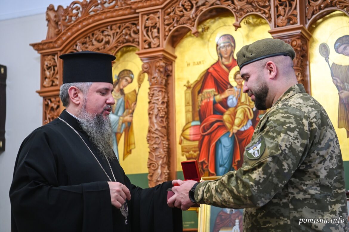 Предстоятель вручив нагороди воїнам протиповітряної оборони: Зустріч Блаженнішого Митрополита і генерал-майора Кісільова