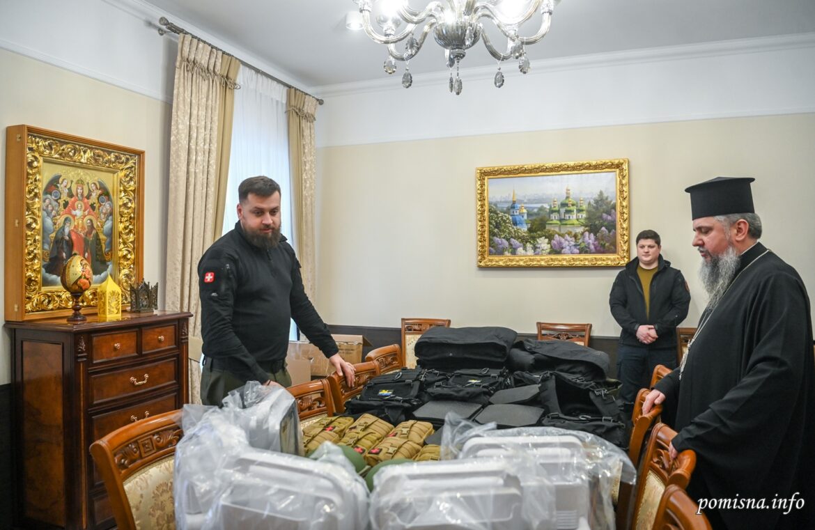 Митрополит Епіфаній підтримав відділ соціального служіння: надав важливе обладнання для евакуації поранених воїнів