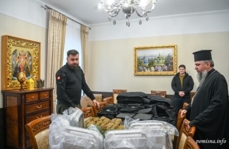 Митрополит Епіфаній підтримав відділ соціального служіння: надав важливе обладнання для евакуації поранених воїнів