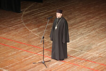 Унікальне Вручення Дипломів у Волинському Університеті: Благословіння протоієрея Миколи Цапа канцлера Волинської єпархії УПЦ (ПЦУ)