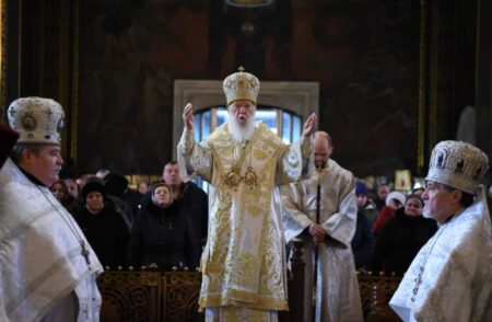 Святкові Літургії з Патріархом Філаретом: Різдвяні Богослужіння в Києві та Онлайн