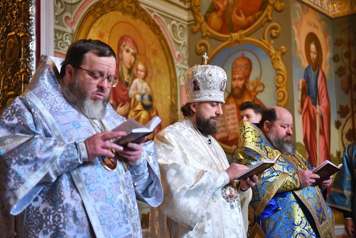 Успенська Лавра: Спільна Молитва та Духовне Об’єднання у День Літургії – владика Авраамій вперше в якості єпископа очолив Богослужіння