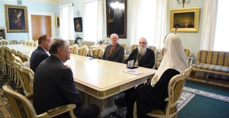 Патріарх Філарет нагородив українських дипломатів за внесок у розвиток країни