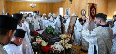 В останню путь: Церемонія похорону професора та молитва за захисників