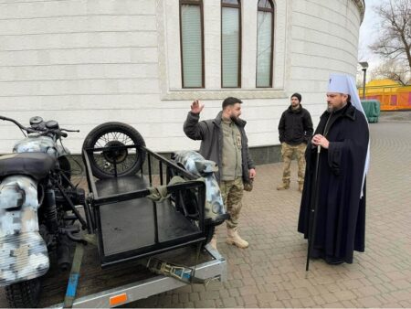 Духовна підтримка на передовій: клірик єпархії освятив евакуаційні мотоцикли для захисників