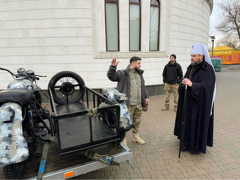 Духовна підтримка на передовій: клірик єпархії освятив евакуаційні мотоцикли для захисників