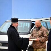 Предстоятель Київської Митрополії передав захисникам України автомобіль
