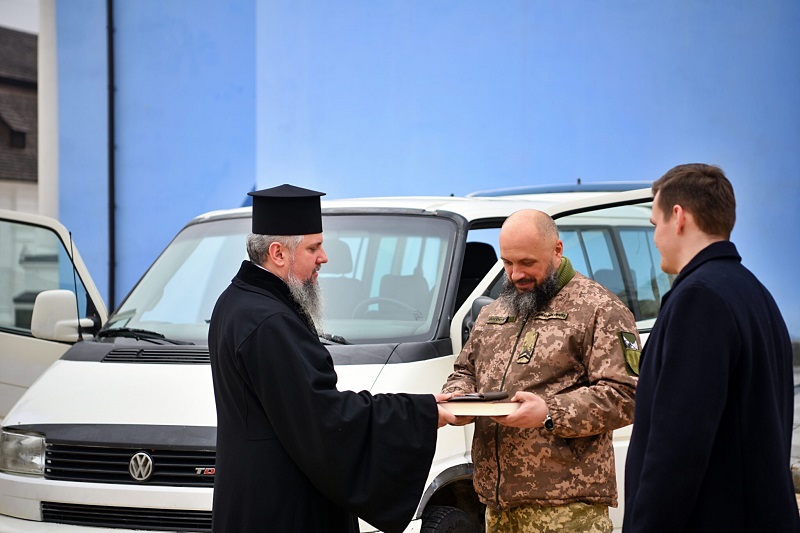 Предстоятель Київської Митрополії передав захисникам України автомобіль