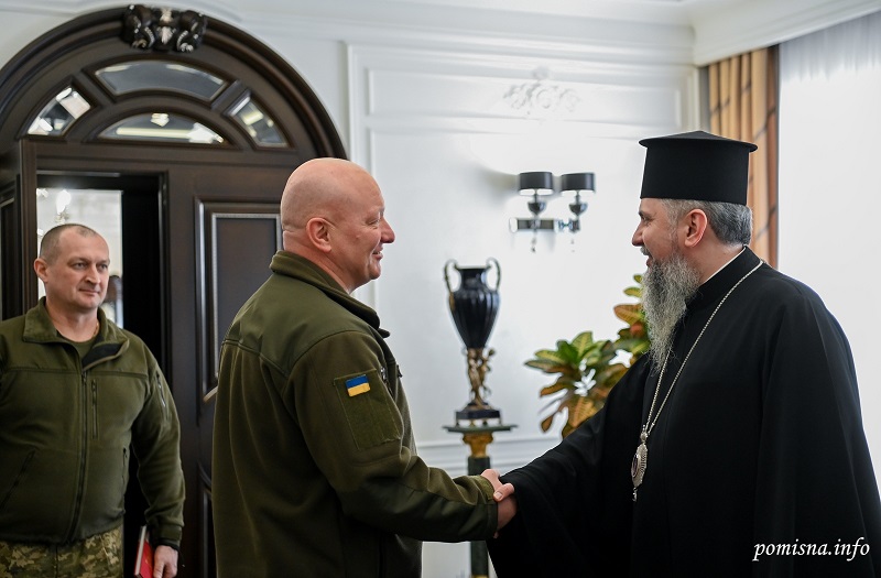 Для обговорення протидії російським окупантам Митрополит Епіфаній зустрівся з командувачем ЗСУ
