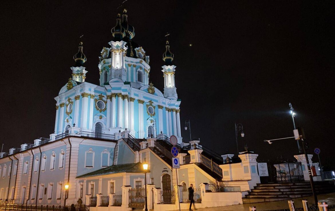 Андріївська церква у Києві знову засяяла: важливість архітектурного освітлення для духовності та ідентичності