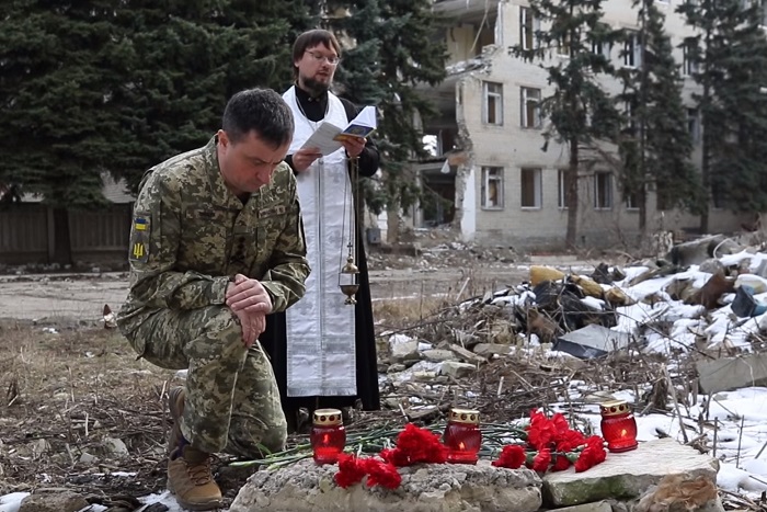 Молитва і квіти: Харків вшанував пам’ять загиблих внаслідок авіаційного удару