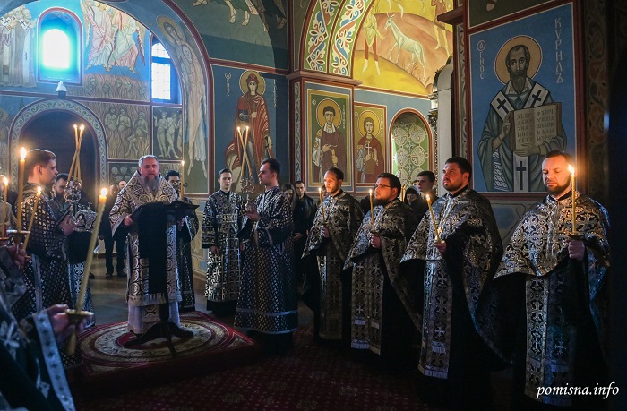 Вечірнє постове богослужіння з Пасією: віддання шани Спасителю у кафедральному соборі Києва