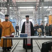 Митрополит Епіфаній благословив евакуаційні вагони для поранених бійців ЗСУ