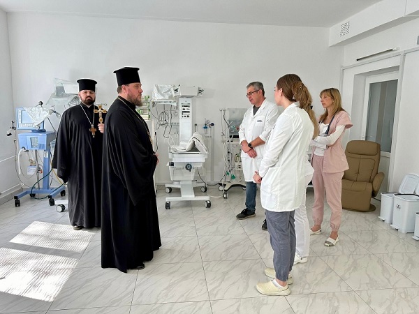 Митрополит Симеон освятив відділення новонароджених у Дніпрі та передав нове обладнання