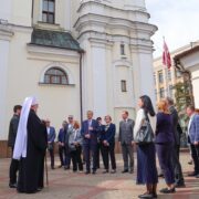 Дипломати з восьми країн вшанували пам'ять загиблих воїнів та виявили підтримку Україні у Вінниці