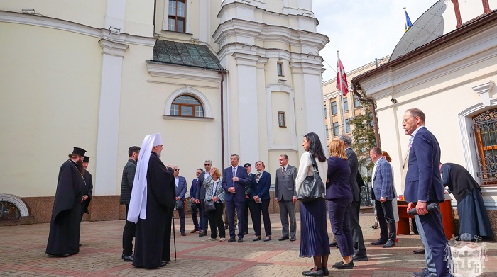 Дипломати з восьми країн вшанували пам’ять загиблих воїнів та виявили підтримку Україні у Вінниці