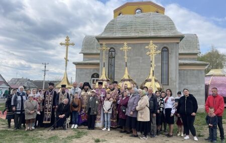 Архієпископ Павло освятив накупольні хрести у Деражні: вшанування та підтримка