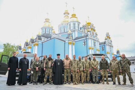Митрополит Епіфаній освятив спецавтотехніку для українських воїнів