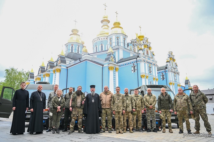 Митрополит Епіфаній освятив спецавтотехніку для українських воїнів