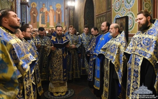 У Свято-Михайлівському Золотоверхому монастирі звершено Ранню з читанням акафіста до Пресвятої Богородиці